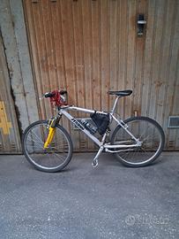 Mountain bike in alluminio molto leggera