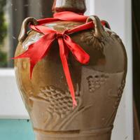 Vecchia bottiglia di vino in terracotta vintage
