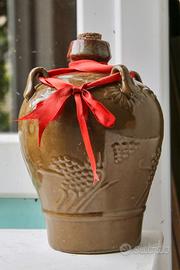 Vecchia bottiglia di vino in terracotta vintage