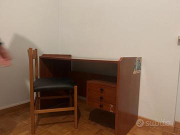 Scrivania vintage con sedia rifoderata
