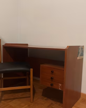 Scrivania vintage con sedia rifoderata