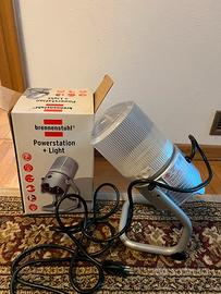 Luce da lavoro con 4 prese di corrente