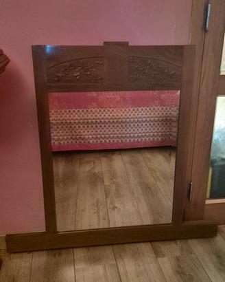 Specchio in legno con intagli floreali