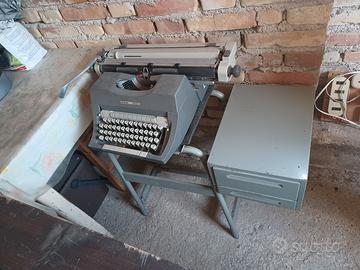 Macchina da scrivere "Olivetti"