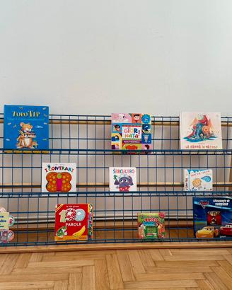 Libreria Montessori frontale in legno