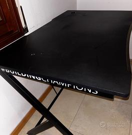 Scrivania angolare nera stile gaming/ufficio