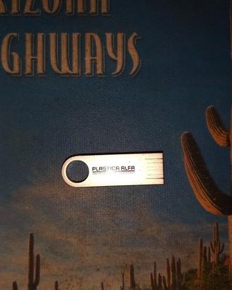Chiavetta USB da 15.7 (14,6) GB