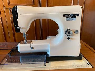 Macchina da cucire Necchi con mobiletto