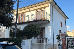 Villa di 300 m² con più di 5 locali e box auto a C