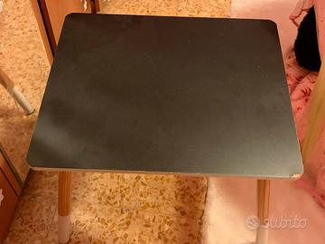 Tavolo e due sedie per bambini