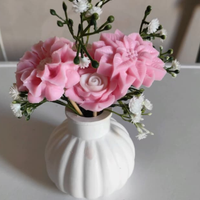 vaso in gesso con fiori in cera profumata