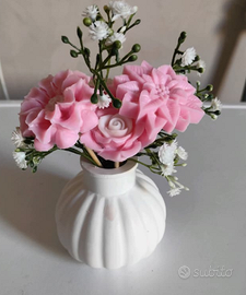 vaso in gesso con fiori in cera profumata