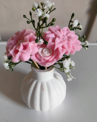 vaso in gesso con fiori in cera profumata