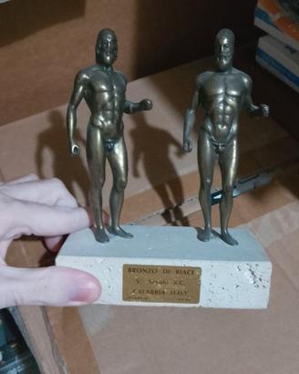 coppia di riproduzioni vintage dei famosi Bronzi d