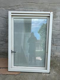 Finestra PVC  BIANCA con vetrocamera  e veneziana