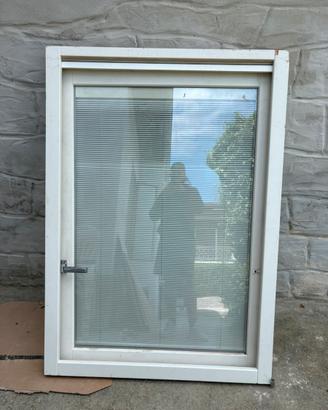 Finestra PVC  BIANCA con vetrocamera  e veneziana