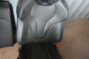 Interno BMW M5 2025 con panelli 