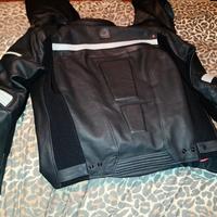 giacca e pantalone in pelle della Spike 