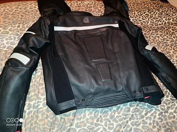 giacca e pantalone in pelle della Spike 