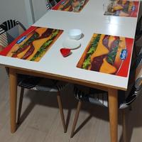 Tavolo bianco con piedi color legno