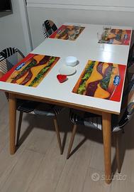 Tavolo bianco con piedi color legno