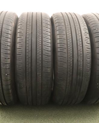 Gomme Dunlop 225 60 18 estate
