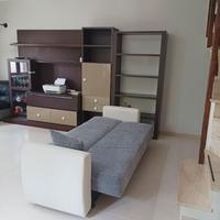 Arredamento parete per soggiorno e divano