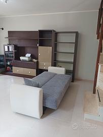 Arredamento parete per soggiorno e divano