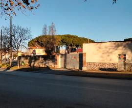 Piazzale con capannone e ufficio