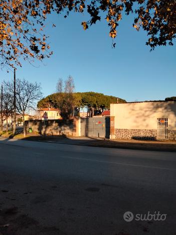 Piazzale con capannone e ufficio