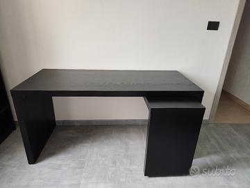 scrivania Ikea con piano estraibile nera