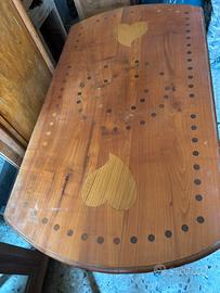 Tavolo in legno massiccio con intarsi decorativi
