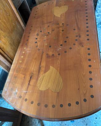 Tavolo in legno massiccio con intarsi decorativi