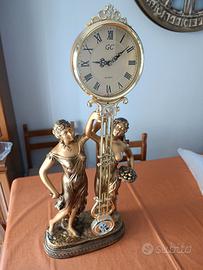 Orologio a pendolo con statue dorate