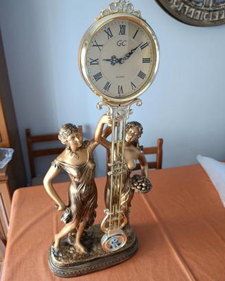 Orologio vintage a pendolo con statue dorate
