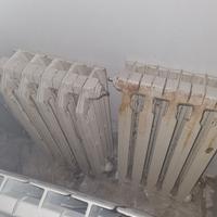 un radiatore in alluminio e due in ghisa