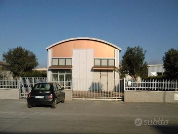 Capannone e lotto di esclusiva proprietà