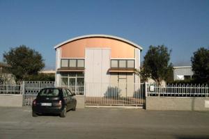 Capannone e lotto di esclusiva proprietà