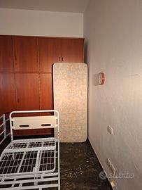 letto da degenza per anziani con manovelle