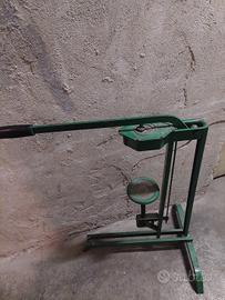 Tappatrice a leva imbottigliare con tappi sughero 