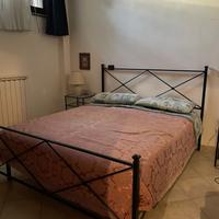 Letto in ferro battuto, coomodini, materasso