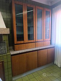 Credenza  con vetrina e top in granito
