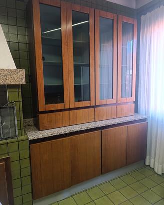 Credenza  con vetrina e top in granito