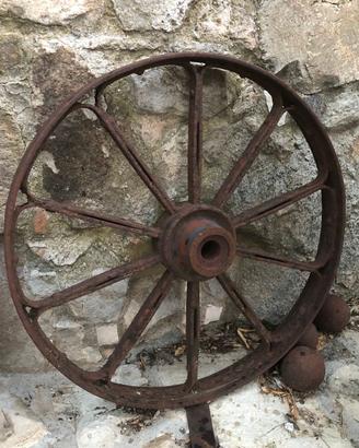 antiche ruote in ferro battuto