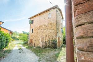 Casa singola indipendente su 4 lati con ampio giar