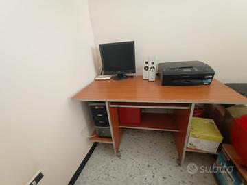 Scrivania in legno con ruote per computer pc