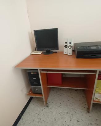 Scrivania in legno con ruote per computer pc