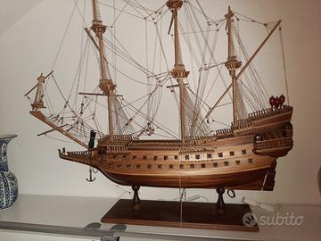 Veliero in legno realizzato a mano unico