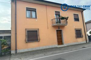 Casa singola con ampio laboratorio e magazzino in