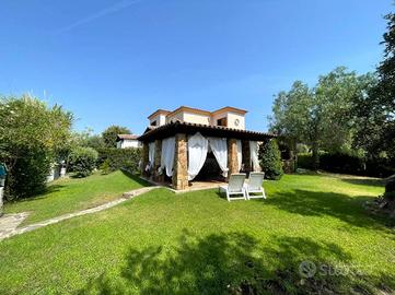 VILLA A SCHIERA D'ANGOLO A SAN TEODORO